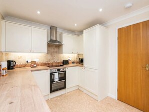 Kjøleskap, mikrobølgeovn, ovn og brødrister