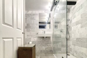 Shower, hair dryer, towels - Flat 8, Bishophill · Stunning 1-Bed Flat within York's City Walls - Pass the Keys (York)