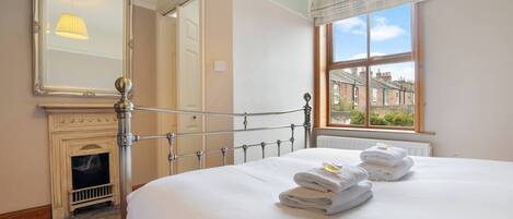 3 slaapkamers, een strijkplank/strijkijzer, gratis wifi, beddengoed