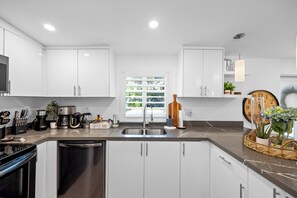 ميكروويف، فرن، موقد طهي مسطح، غسالة أطباق