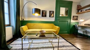 Een televisie en boeken