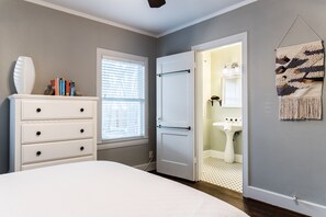 2 bedrooms, desk, iron/ironing board, WiFi - Lower Greenville Estate: Roomy 2-Bedroom Retreat (Dallas)