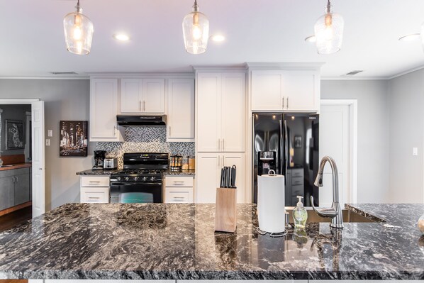 Fridge, microwave, oven, stovetop - Lower Greenville Estate: Roomy 2-Bedroom Retreat (Dallas)