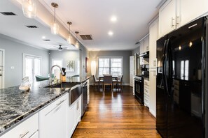 Fridge, microwave, oven, stovetop - Lower Greenville Estate: Roomy 2-Bedroom Retreat (Dallas)