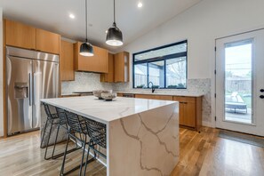 冷蔵庫、電子レンジ、オーブン、コンロ