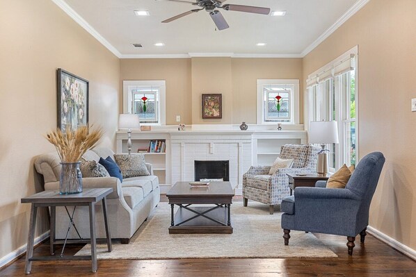 Smart TV - City Cottage: 2-Bedroom Cottage Comfort (Dallas)