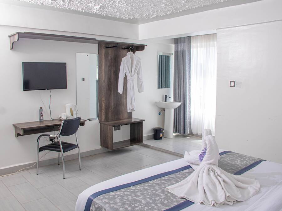 Deluxe Single Room | Desk, laptop workspace, soundproofing, iron/ironing board