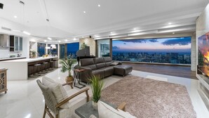 Living area - KBM Resorts: Waikiki Hilltop House 5 Bed/4.5 Bath With Sweeping Ocean and Waikiki City Views (Honolulu)