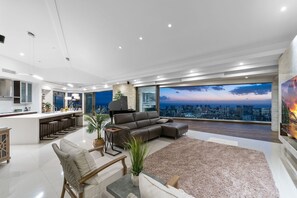 TV - KBM Resorts: Waikiki Hilltop House 5 Bed/4.5 Bath With Sweeping Ocean and Waikiki City Views (Honolulu)