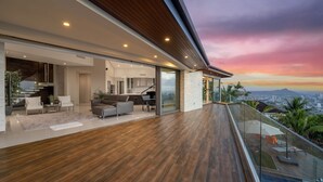 Terrace/patio - KBM Resorts: Waikiki Hilltop House 5 Bed/4.5 Bath With Sweeping Ocean and Waikiki City Views (Honolulu)