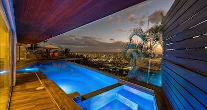 KBM Resorts: Waikiki Hilltop House 5 Bed/4.5 Bath With Sweeping Ocean and Waikiki City Views