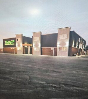 Exterior - Beautiful Contemporary Suite #04 (Lawton)