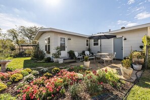 Outdoor dining - Mary’s Mid-Century Modern House- 3-Bed Haven (Fort Worth)
