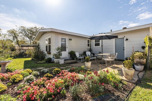 Outdoor dining - Mary’s Mid-Century Modern House- 3-Bed Haven (Fort Worth)
