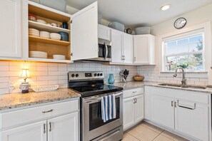 Fridge, microwave, oven, stovetop - Mary’s Mid-Century Modern House- 3-Bed Haven (Fort Worth)