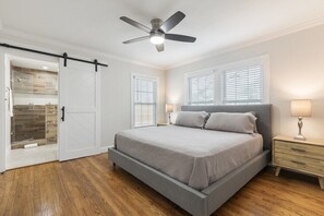 4 habitaciones, escritorio, tabla de planchar con plancha y wifi