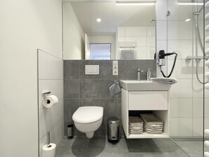 Een haardroger, handdoeken