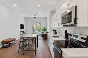 Fridge, microwave, oven, stovetop - Corbin 1305: 1-Bedroom Modern Columbia Suite (Fort Worth)