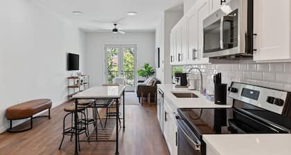 Corbin 1305: 1-Bedroom Modern Columbia Suite