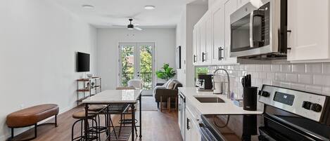 Refrigerador, microondas, horno y parrilla de estufa