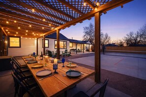 Outdoor dining - Retro oasis w/ private pickleball & sauna, close to Red Rocks & CO ski mountains (Arvada)