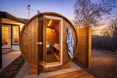 Retro oasis w/ private pickleball & sauna, close to Red Rocks & CO ski mountains