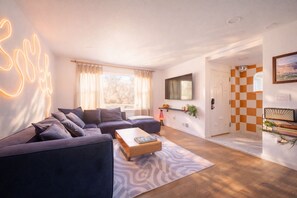 TV connectée, table de tennis de table, médiathèque, chaîne hi-fi