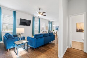 Smart TV - Irving Townhouse- 3-Bedroom Paradise in Irving (Irving)