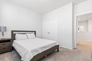 3 bedrooms, desk, iron/ironing board, WiFi - Irving Townhouse- 3-Bedroom Paradise in Irving (Irving)