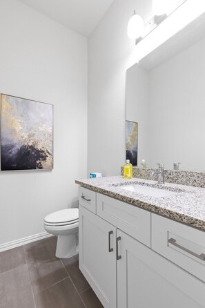 Hair dryer, towels - Irving Townhouse- 3-Bedroom Paradise in Irving (Irving)