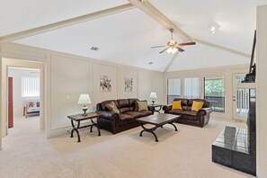 Smart TV - Cozy Nest-3-Bedroom Charm In Plano (Plano)