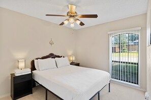 3 bedrooms, desk, iron/ironing board, WiFi - Cozy Nest-3-Bedroom Charm In Plano (Plano)