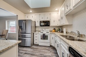 Fridge, microwave, oven, stovetop - Homestead Haven: 3-Bedroom Country Hideaway (Plano)