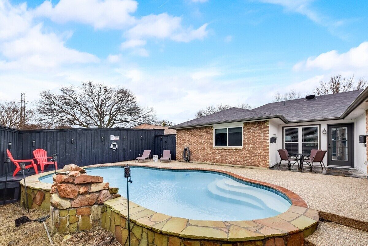 Spacious Plano Home - Swimming Pool!