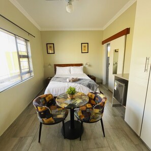 1 bedroom, Egyptian cotton sheets, premium bedding, down duvets - Mohlakeng Guest House (Randfontein)