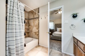 Un baño moderno con bañera, ducha y vestidor.
