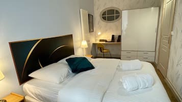 1 makuuhuone, työpöytä, silitysrauta/-lauta, vauvan matkasänky