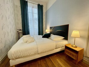 1 dormitorio, escritorio, tabla de planchar con plancha y cuna de viaje