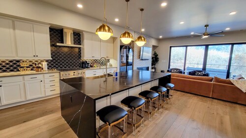 Luxury 4 Bedroom Townhouse with Mountain/Lake Views, Arcade, Sauna, EV Charger