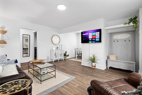 Brand New 1BR Flat | Clean & Cozy King Suite
