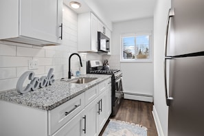 Køleskab, mikrobølgeovn, ovn, kogeplade