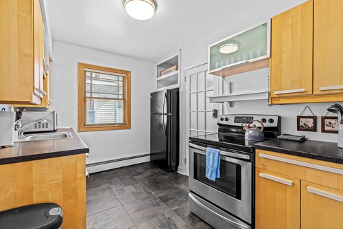 Charming 2BR Flat | Walk to Downtown Royal Oak