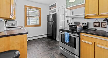 Charming 2BR Flat | Walk to Downtown Royal Oak