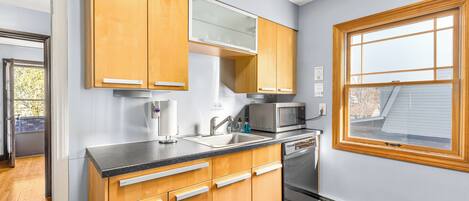 Fridge, microwave, stovetop, dishwasher