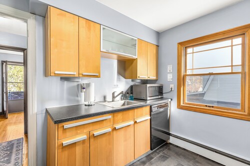 Prime Location! Charming 2BR, Royal Oak Downtown