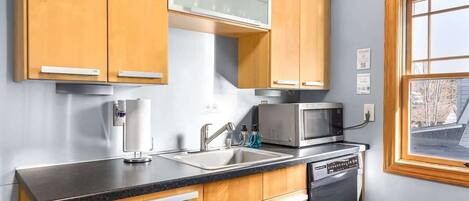Réfrigérateur, micro-ondes, plaque de cuisson, lave-vaisselle