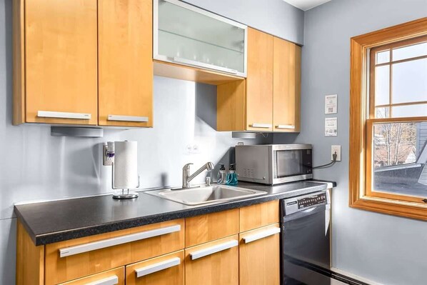Fridge, microwave, stovetop, dishwasher