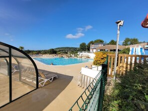 Alberca techada y alberca al aire libre