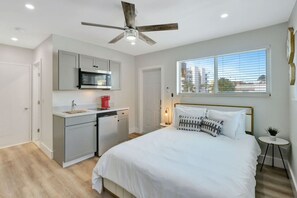 مكواة/لوح كي وسرير سفر وواي فاي مجانًا وملاءات أسرّة