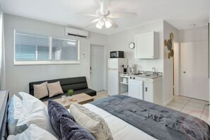 Een strijkplank/strijkijzer, reisbedje, gratis wifi, beddengoed